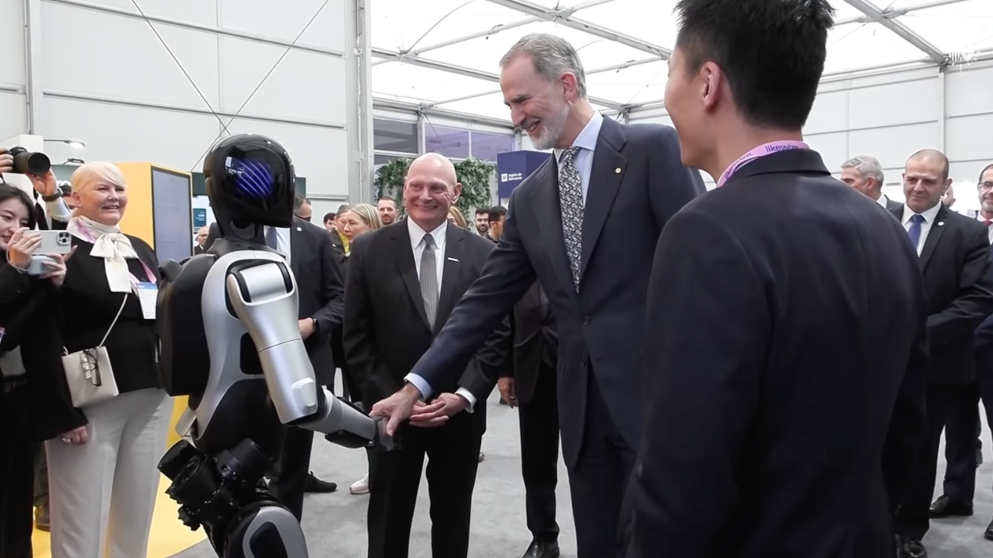 智元亮相MWC 2026，代表中国机器人接待西班牙国王
