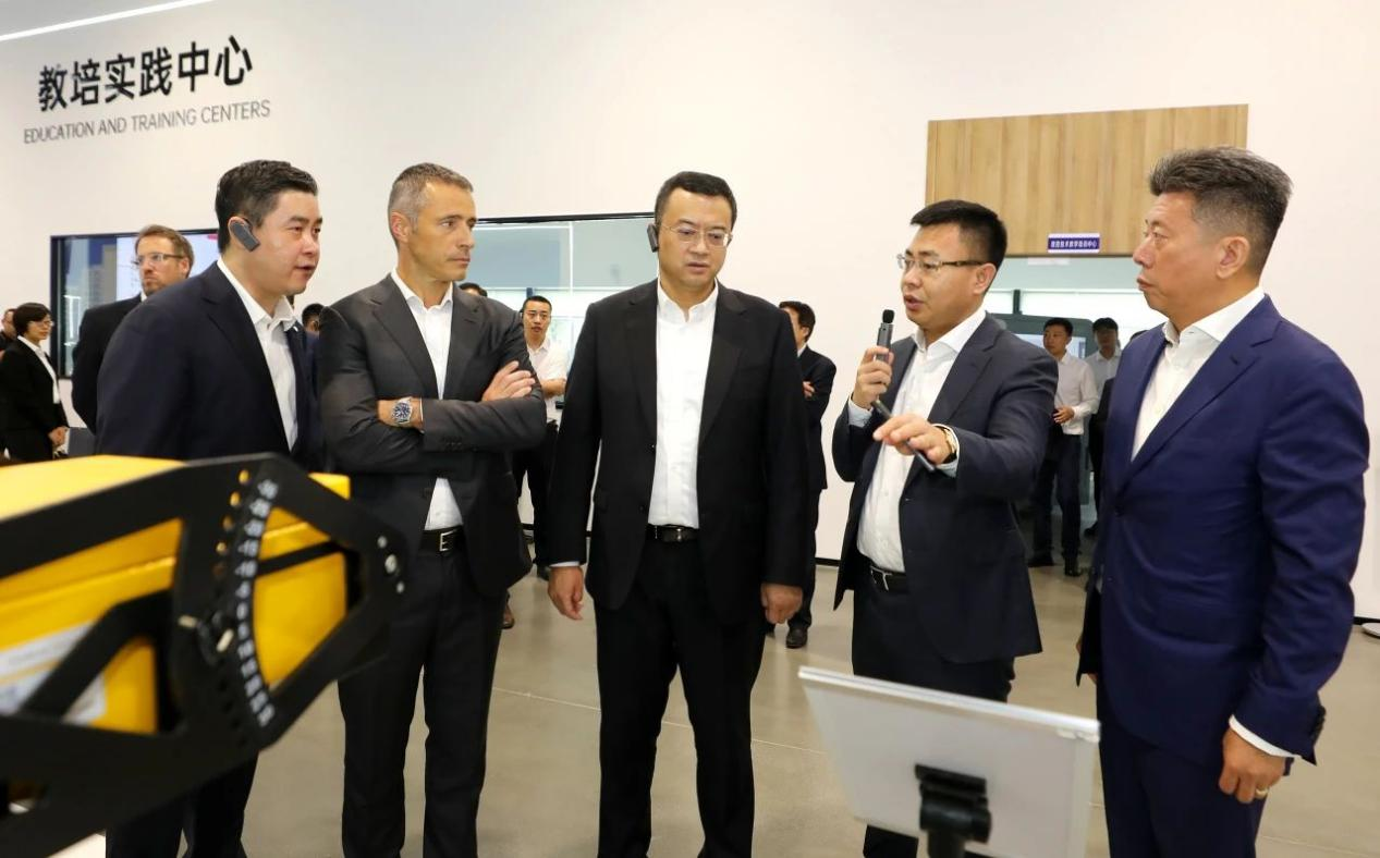 点燃新质生产力发展引擎，辽宁双智数字赋能中心正式投入运营